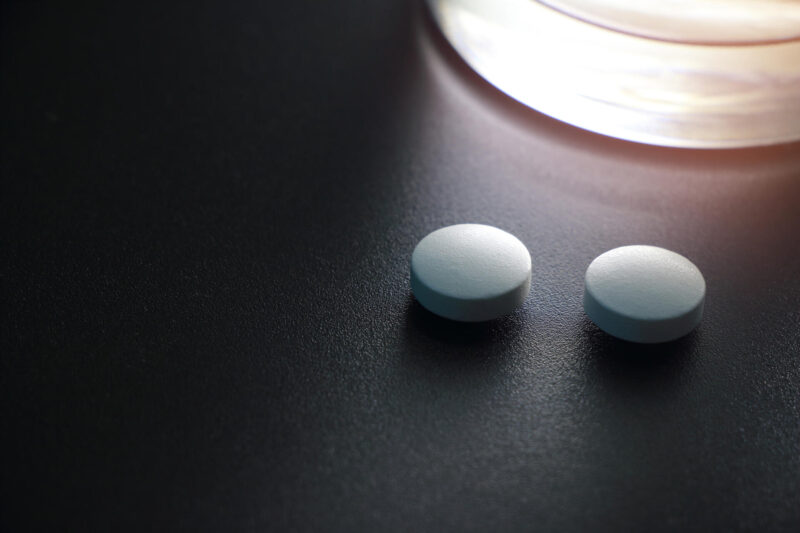 kaksi tablettia yöpöydällä