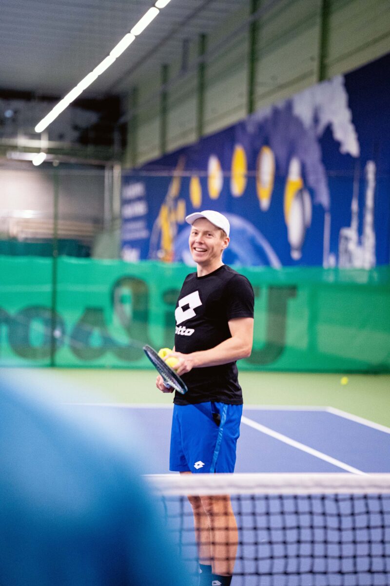 Harri Heliövaara treenaamassa Talin tenniskeskuksessa.