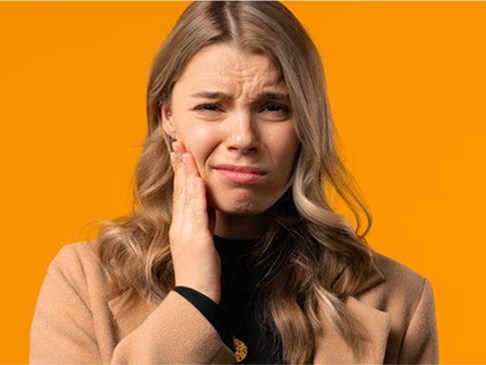 Nainen pitelee kädellä poskeaan