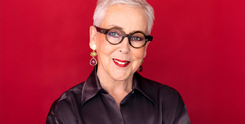 Raili Hulkkonen punaisella taustalla