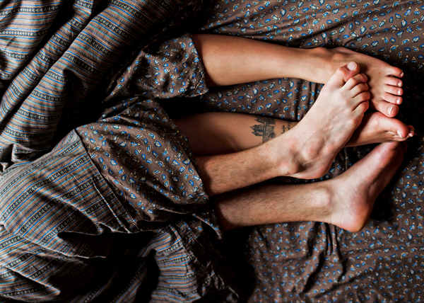 kahdet jalat osittain peiton alla