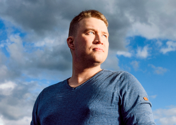 Altti Närä seisoo rannalla ja katsoo kaukaisuuteen.