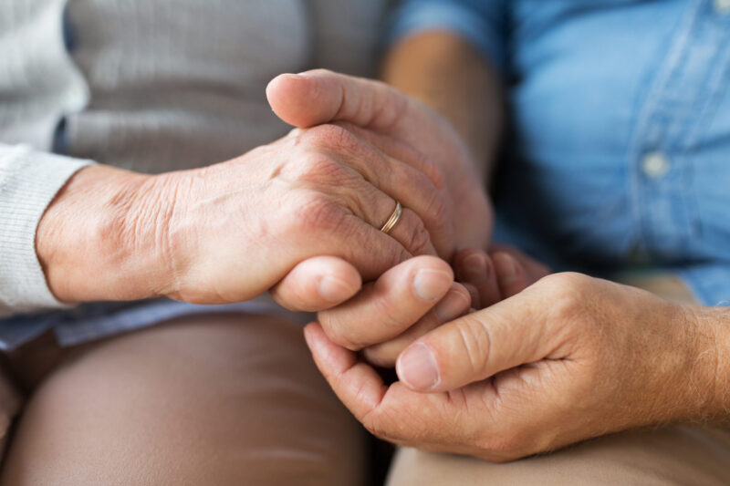 Ihmiset pitävät toisiaan kädestä