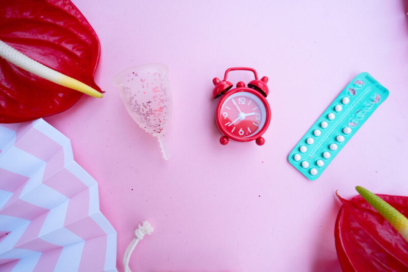 Kello, pillereitä, kukkia, kuukuppi