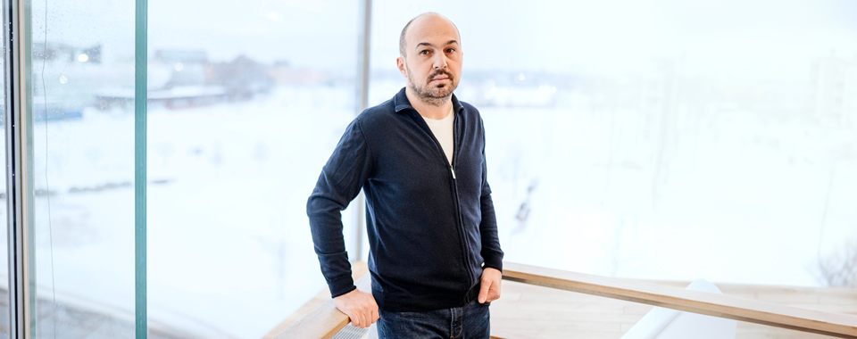 Andrea Magni katsoo surullisena kameraan.