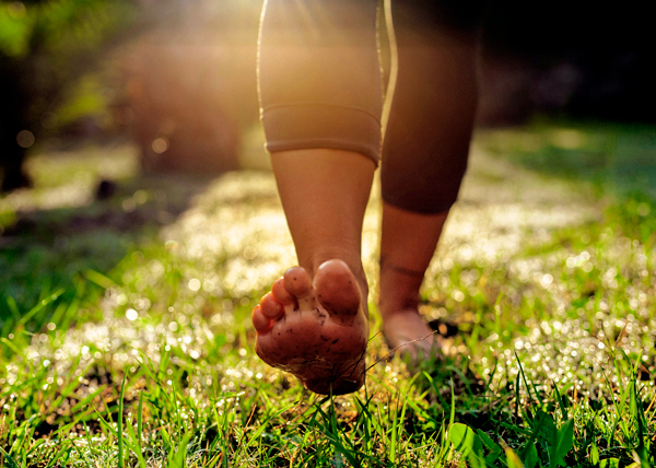 Paljaat jalat nurmikolla.