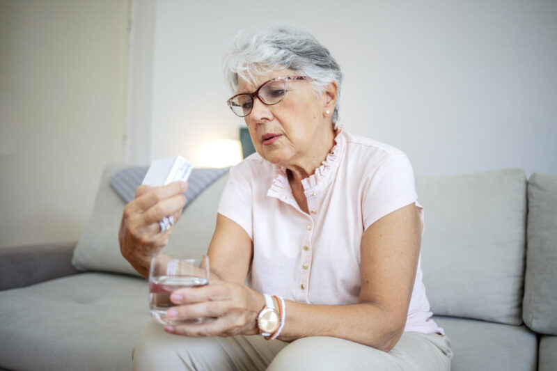 henkilö tutkailee lääkepakkausta