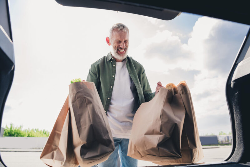 Mies kantaa kahta kauppakassia
