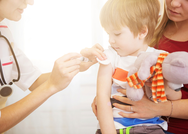 lapsi saamassa rokotteen