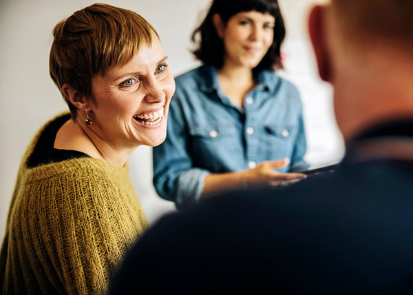 Sosiaalinen tilanne ja hymyileviä ihmisiä.