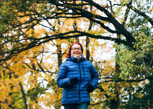 Nainen ulkoilemassa.