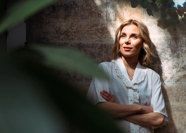 Ihminen katse valoon suunnattuna.