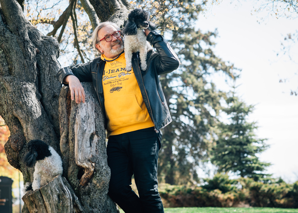 Mies ja koira luonnossa.