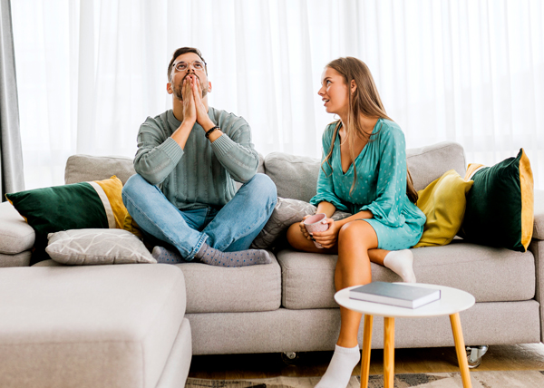 Kaksi keskustelevaa ihmistä.