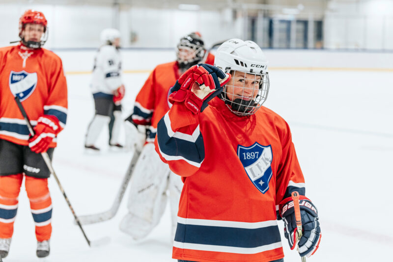 Liisa Soppela punaisessa HIFK:n pelipaidassa jääkiekkokaukalossa.