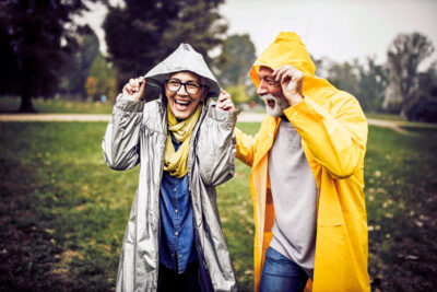 Onnellinen iäkäs pariskunta.