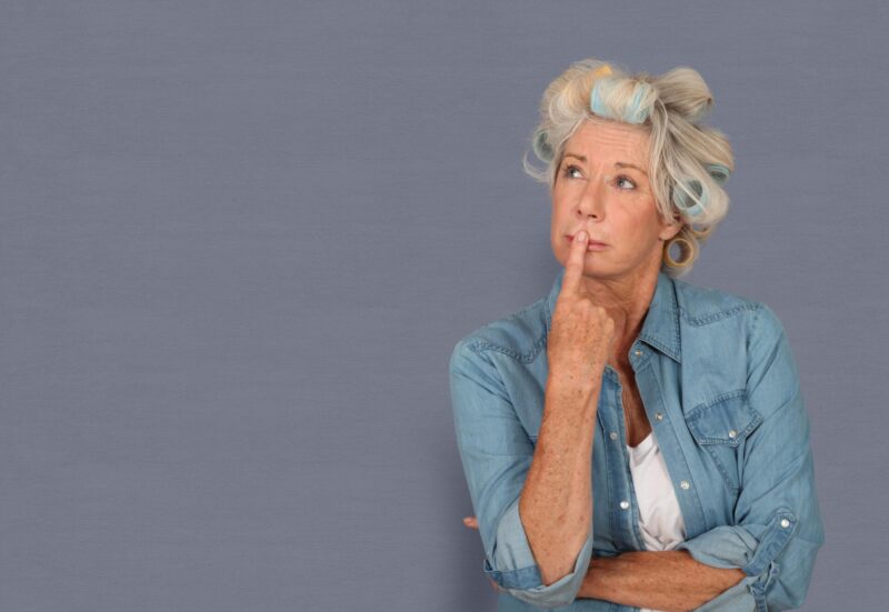 Iäkäs nainen miettii