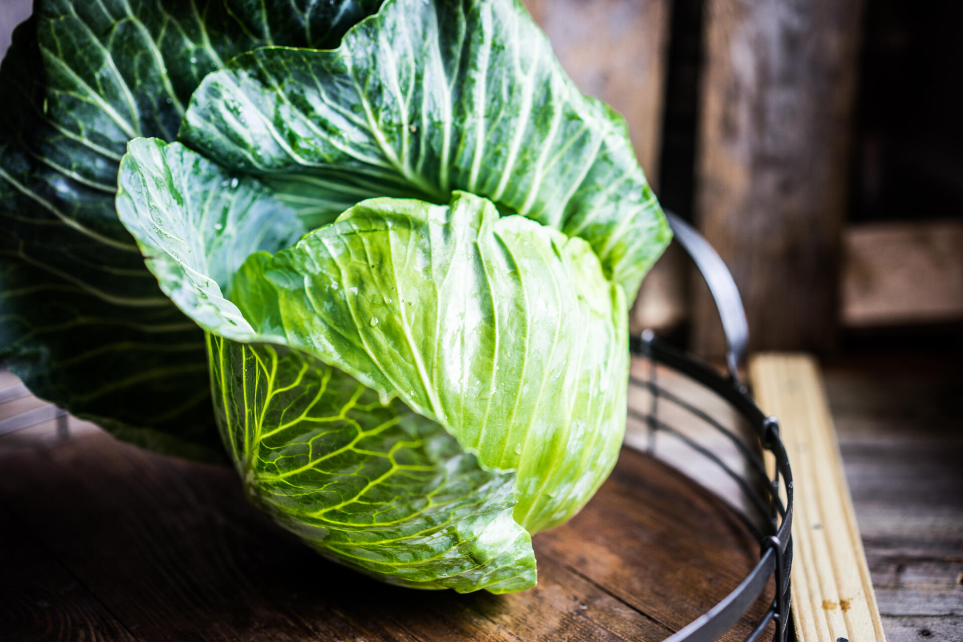 Kaalikerä puisella pöydällä.