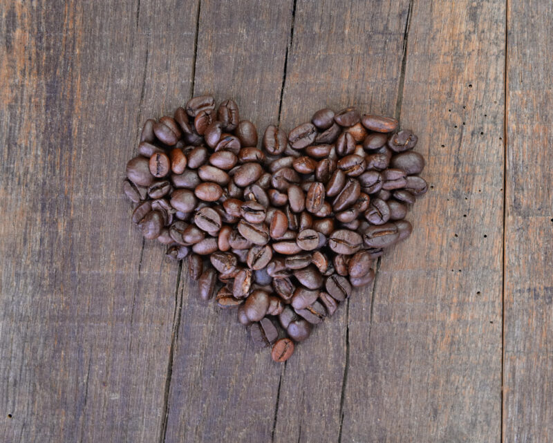 kahvipavuista tehty sydän.