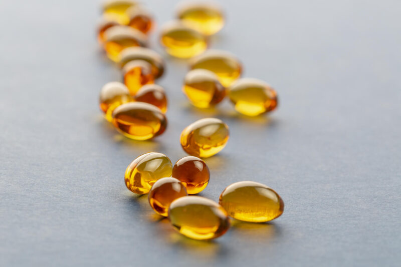 kalaöljykapseleita pöydällä.