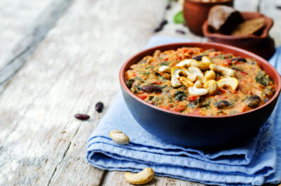 Herkullinen kasvisruoka padassa