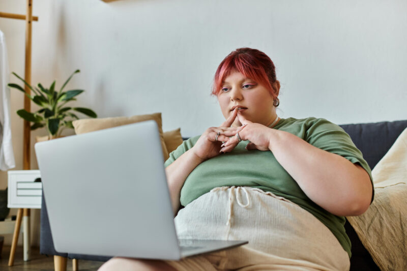 Ylipainoinen nuori nainen