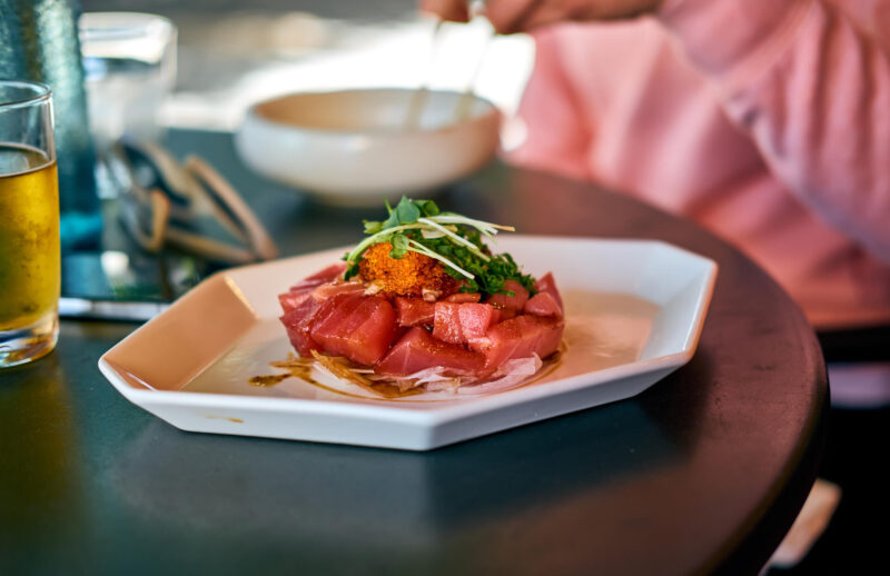 Lautanen, jossa on lohta sisältävä ruoka-annos.