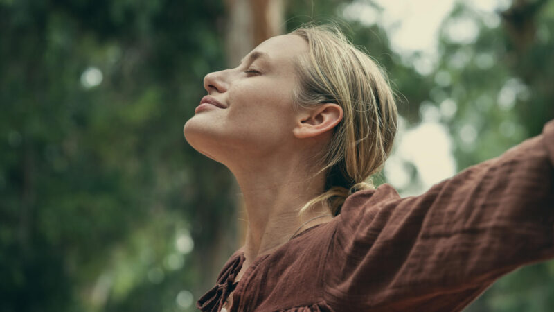 rentoutuneen näköinen nainen.