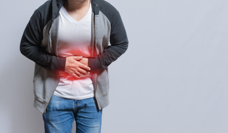 Mies pitelee vatsaansa.