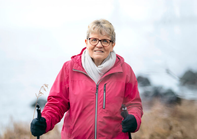 Raija Kaitila sauvakävelyllä Näsijärven rannalla.