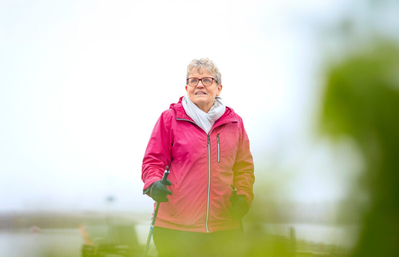 Raija Kaitila sauvakävelylenkillä Näsijärven rannalla.