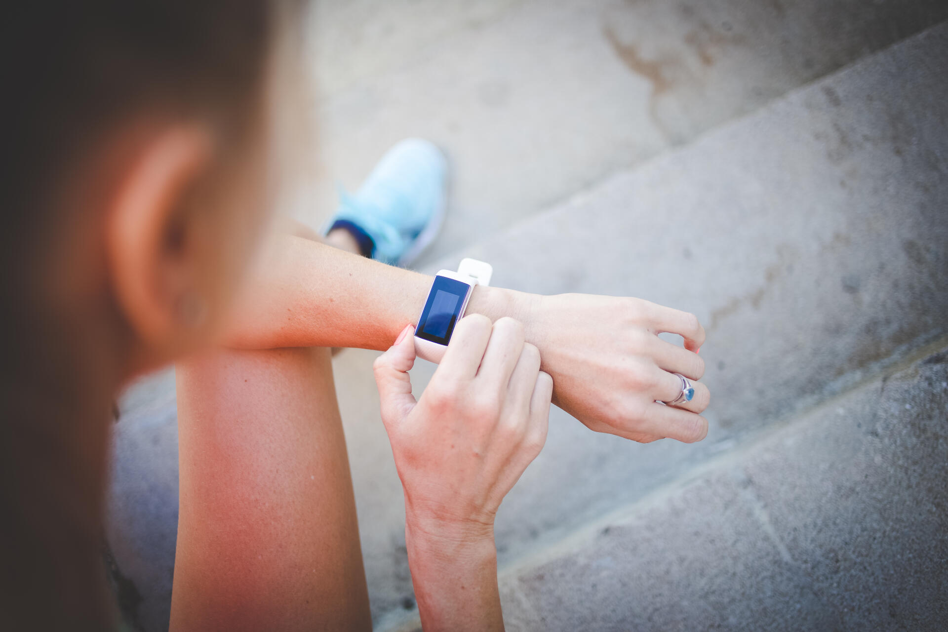 Nainen on lähdössä lenkille ja säätää älykelloa.