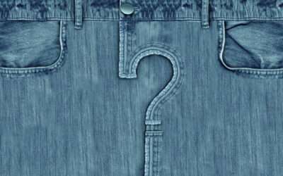 Miehen farkkujen etumus, jossa saumat muodostavat kysymysmerkin.