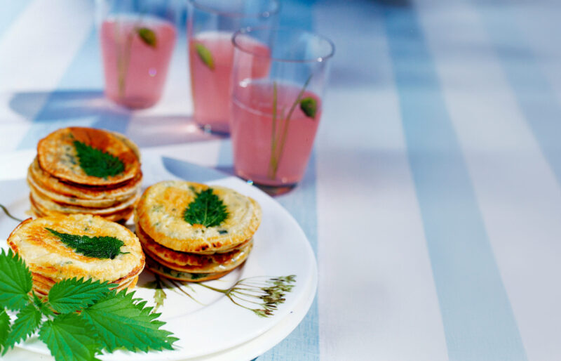 Kuva nokkosletuista lautasella.